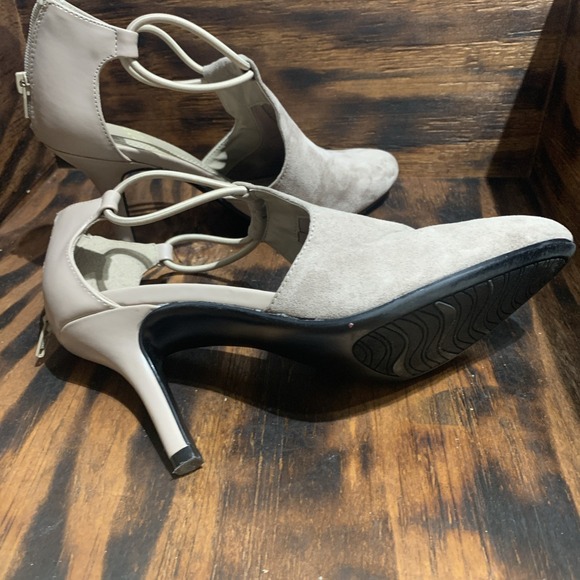 Impo Women's Beige Faux Suede Heels US 7M elastic sides - Picture 5 of 7